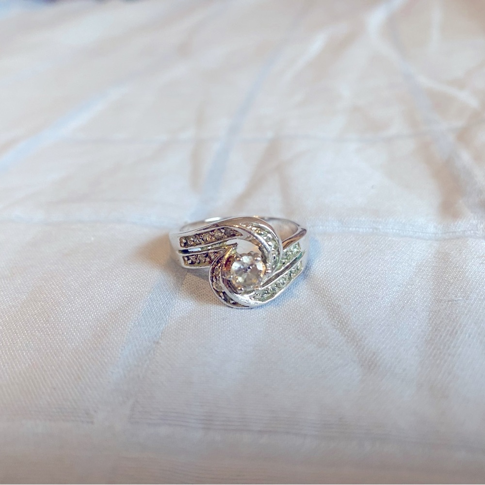 Size 10 beautiful cubic zirconia in 925 silver.